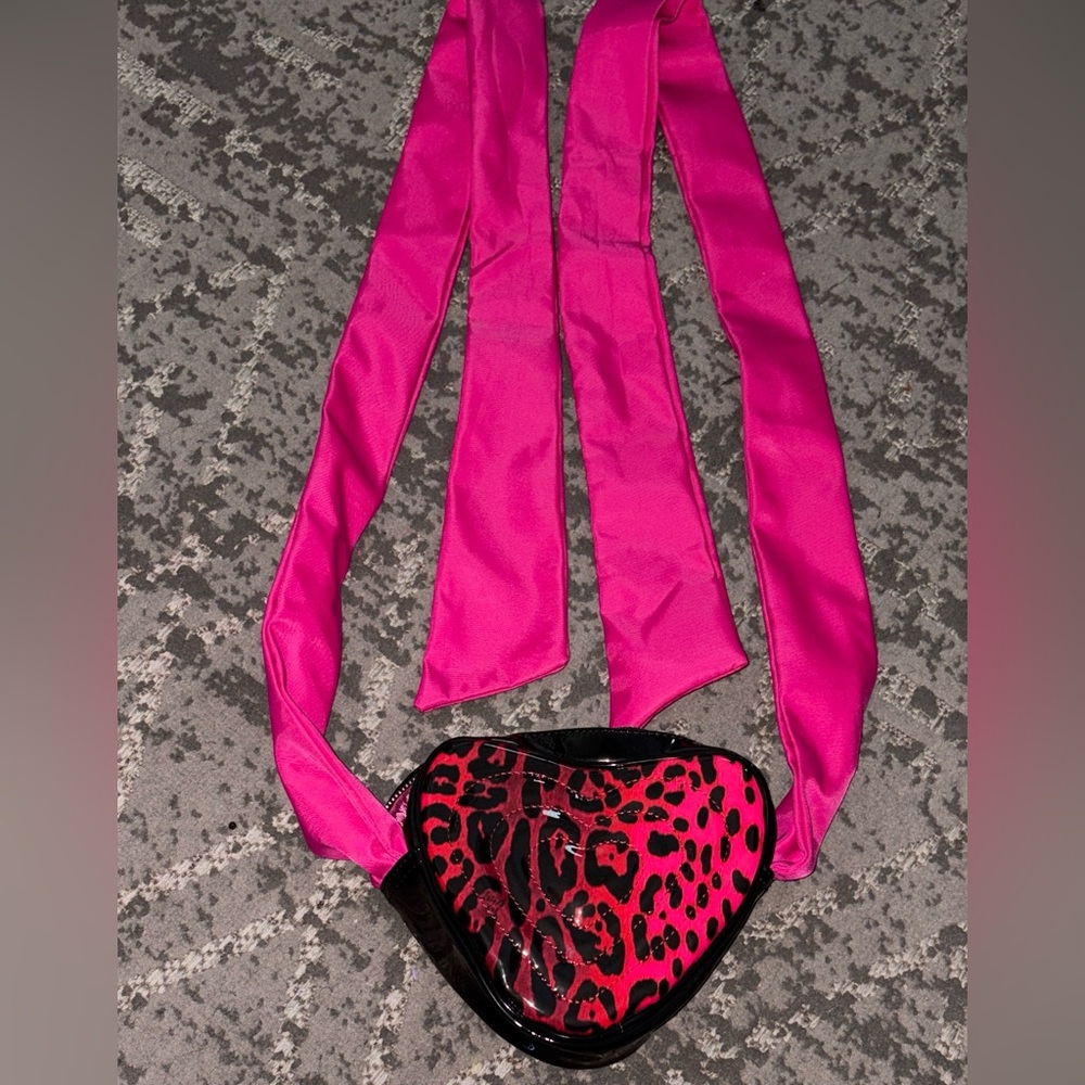 Betsey Johnson
Heart-shaped crossbody bag